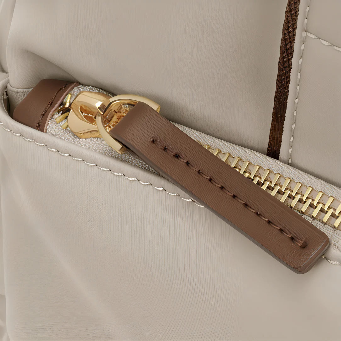 Sac à main tendance beige avec zipper or, parfait pour un look élégant et moderne