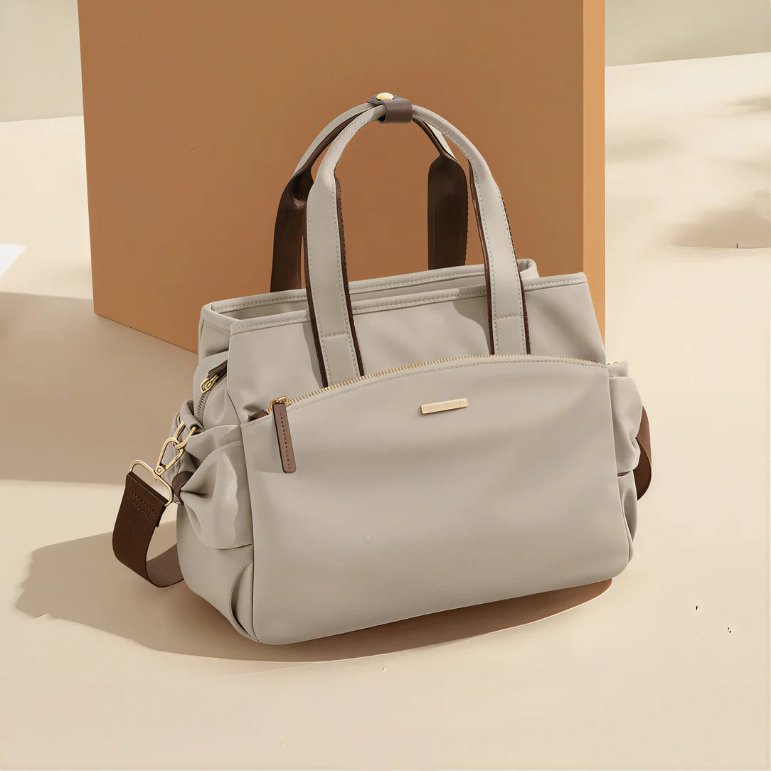 Sac à main tendance gris avec accents marron, idéal pour un look élégant