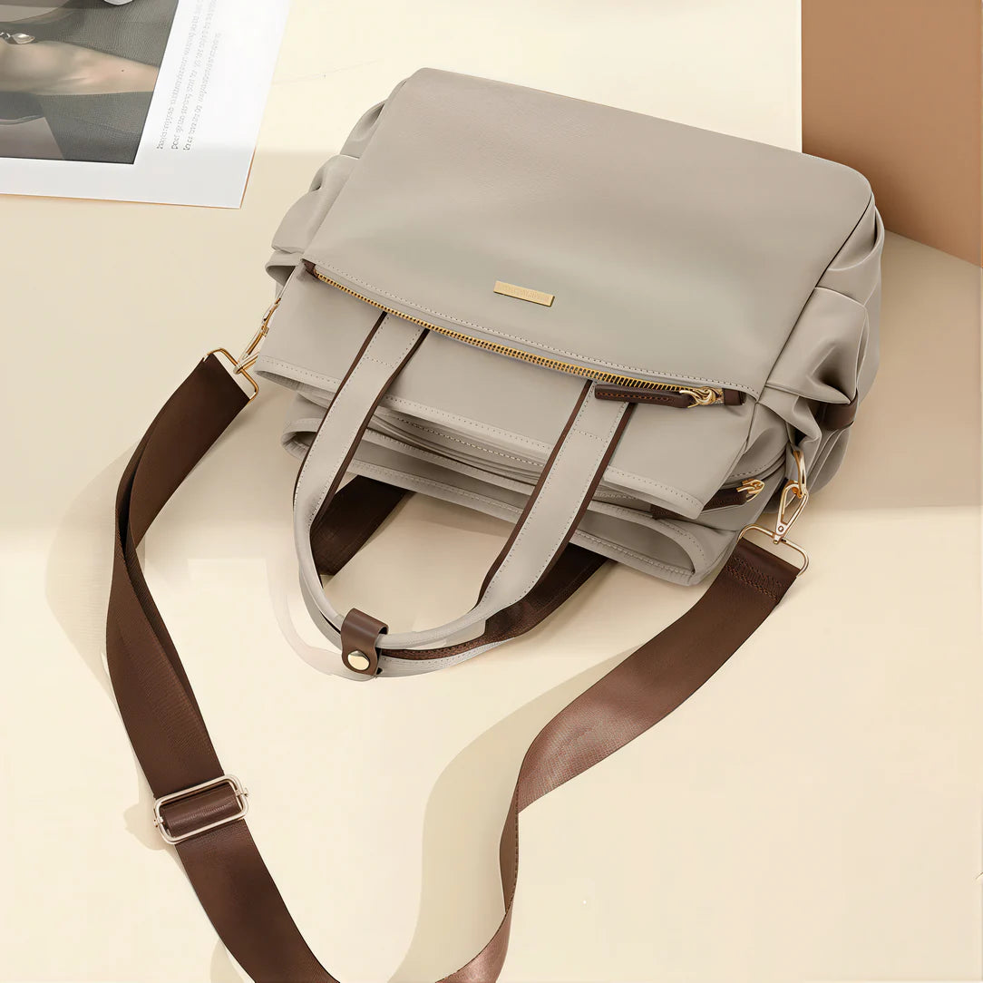 Sac à main tendance gray en cuir avec sangle brune, style élégant et moderne