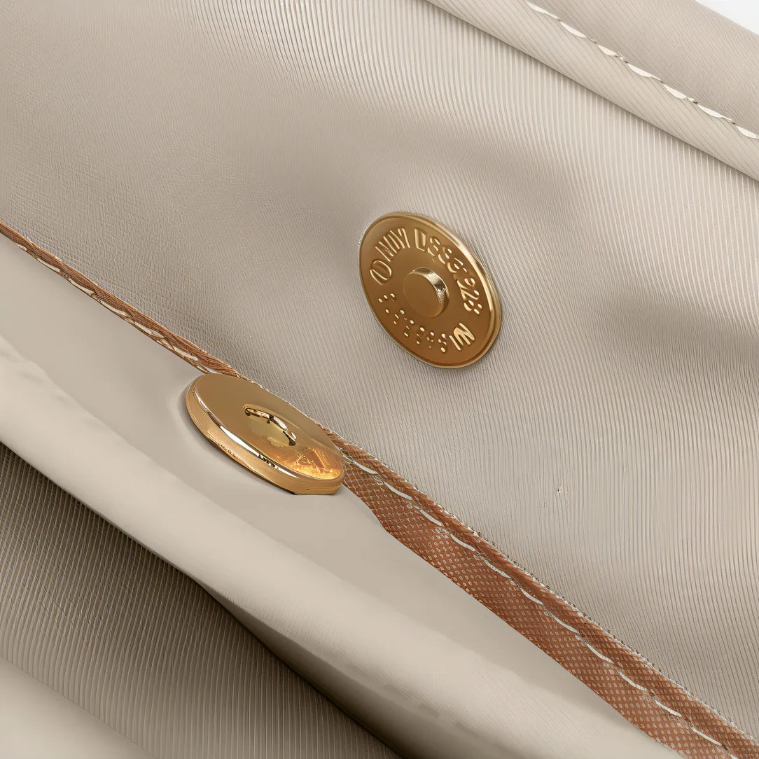 Intérieur beige du Sac à main tendance Mirel avec fermeture magnétique élégante