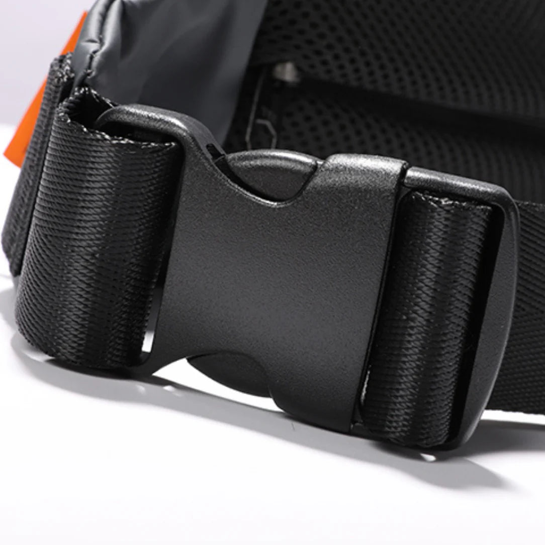 Boucle en plastique noire avec webbing pour sac banane imperméable Aqua One