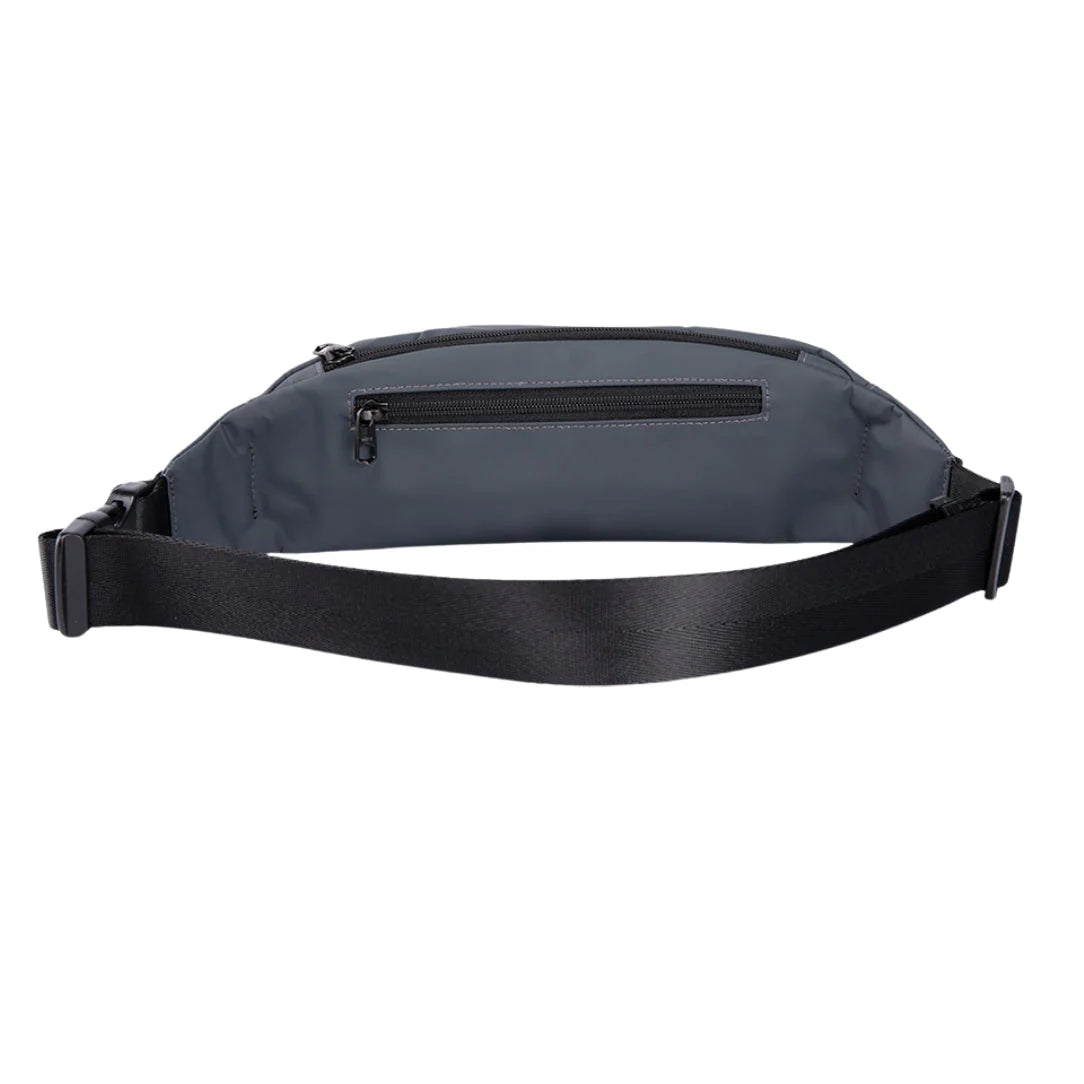 Sac banane imperméable en gris avec sangle noire, idéal pour voyager