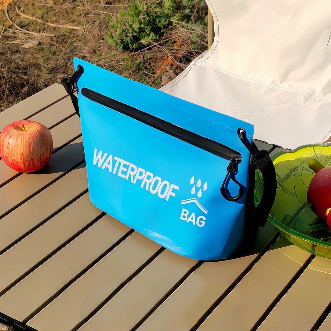 Sac banane waterproof bleu avec accents noirs, résistant à l’eau et pratique