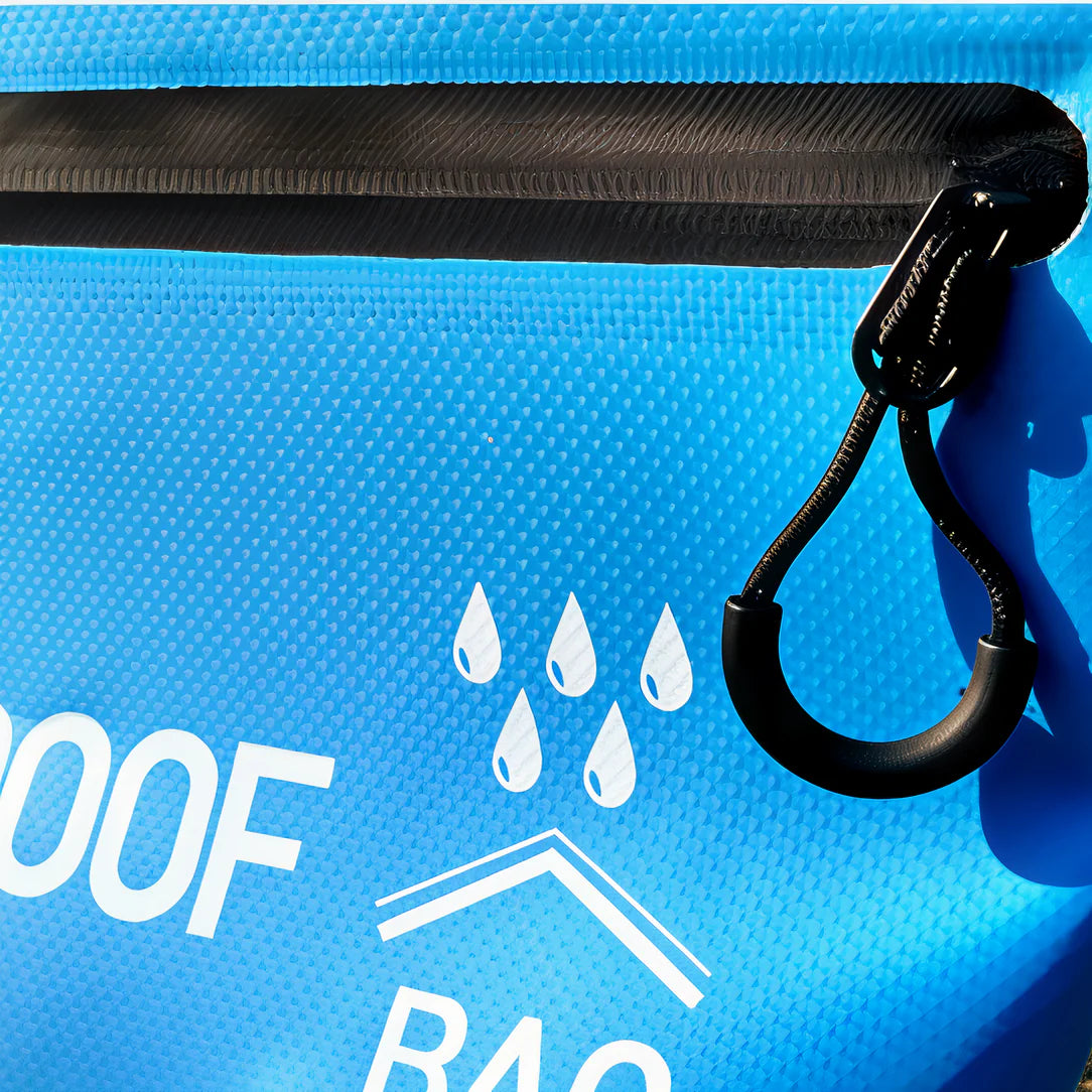 Sac banane waterproof bleu avec fermeture éclair noire et clip, idéal pour voyager