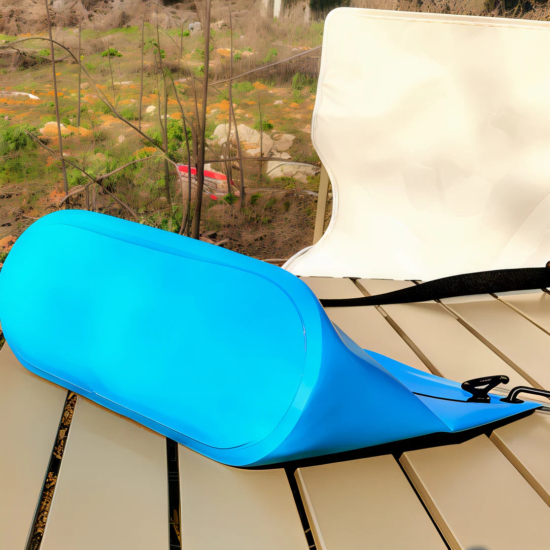 Oreiller gonflable bleu avec sac banane waterproof pour un confort et étanchéité optimal