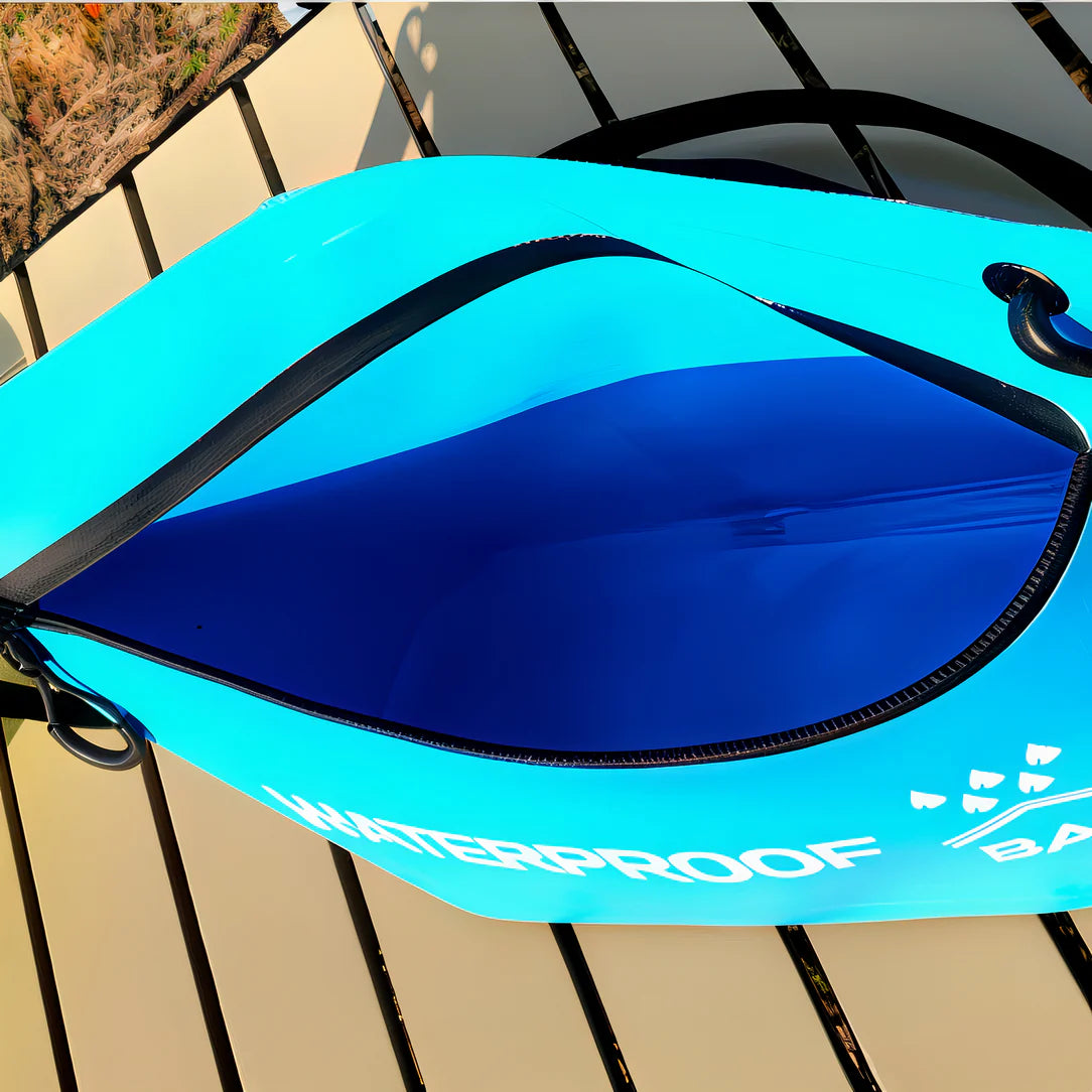 Sac banane waterproof bleu ouvert, idéal pour protéger vos affaires lors de l’aventure