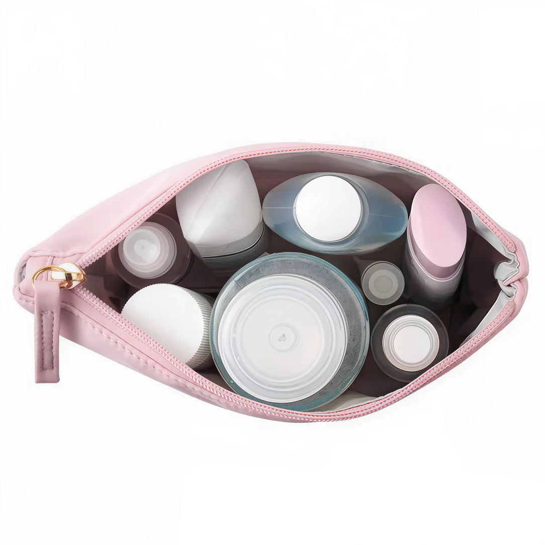Sac bandoulière femme voyage avec toilette assortie dans un sac cosmétique rose ouvert
