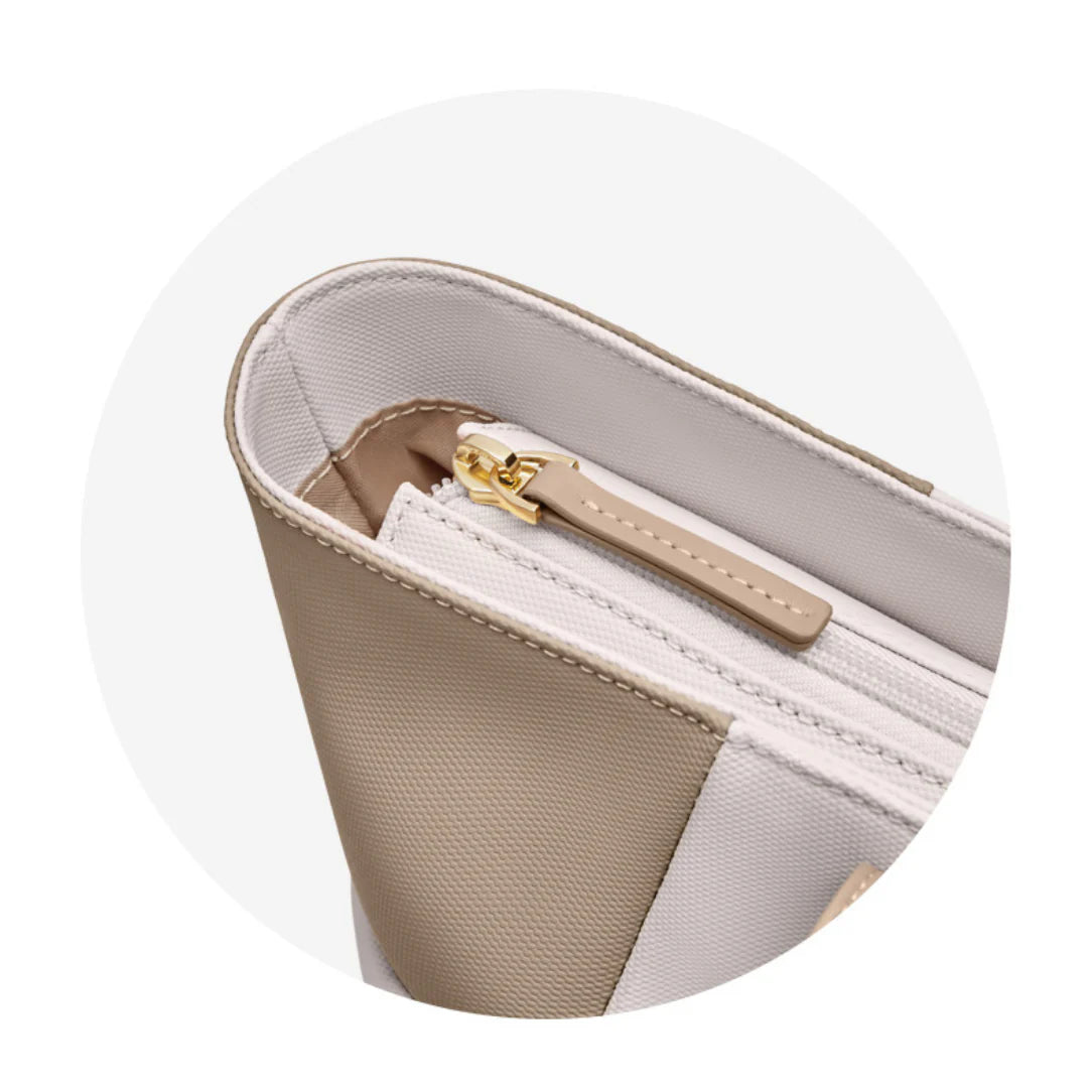 Intérieur beige et blanc d’un sac cabas femme avec fermeture éclair, style élégant
