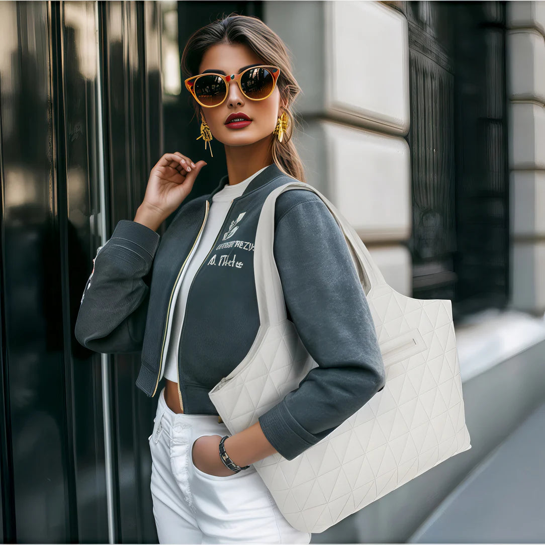 Sac cabas matelassée Veltic avec woman’s gris bomber jacket, style et élégance