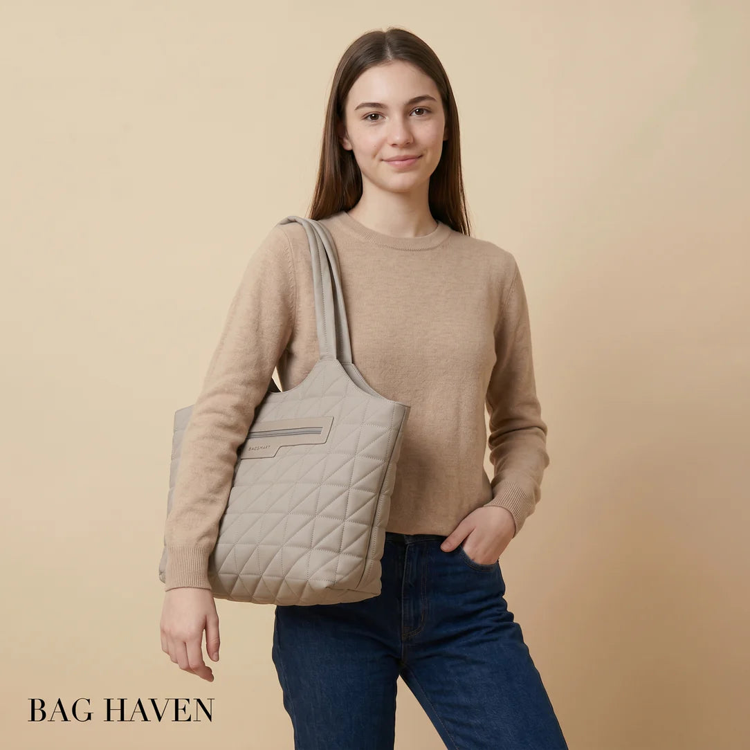 Sac cabas matelassée beige avec design structuré et bandoulière assortie de la marque veltic
