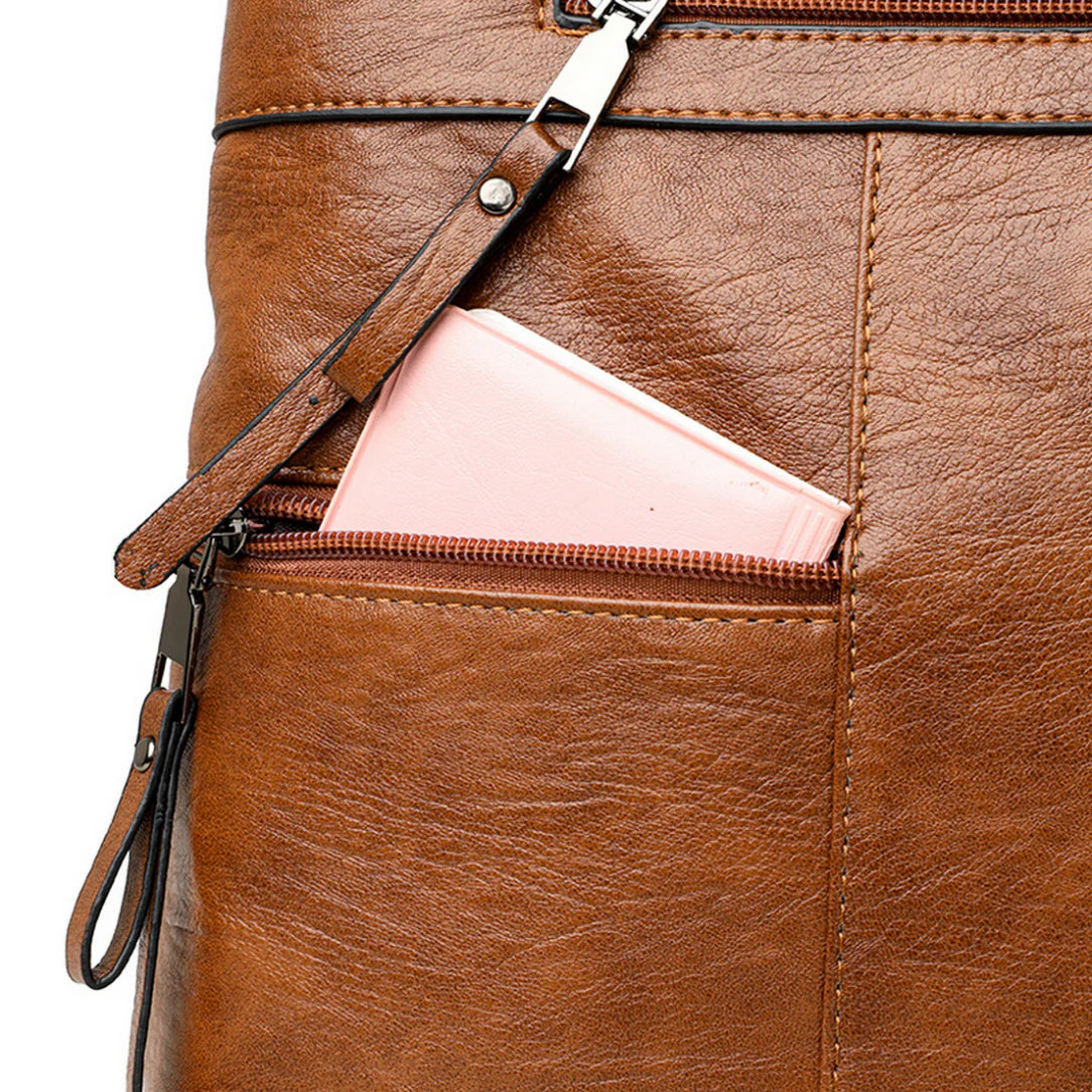 Sac de cour en cuir Vander avec sac en cuir et objet rose dans la poche