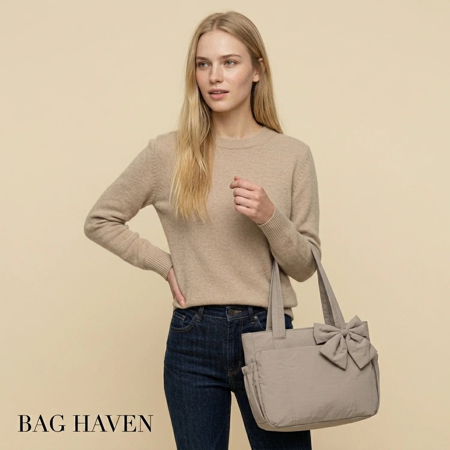 Sac de cours souple beige en toile avec un grand nœud sur le devant et une bandoulière élégante flora