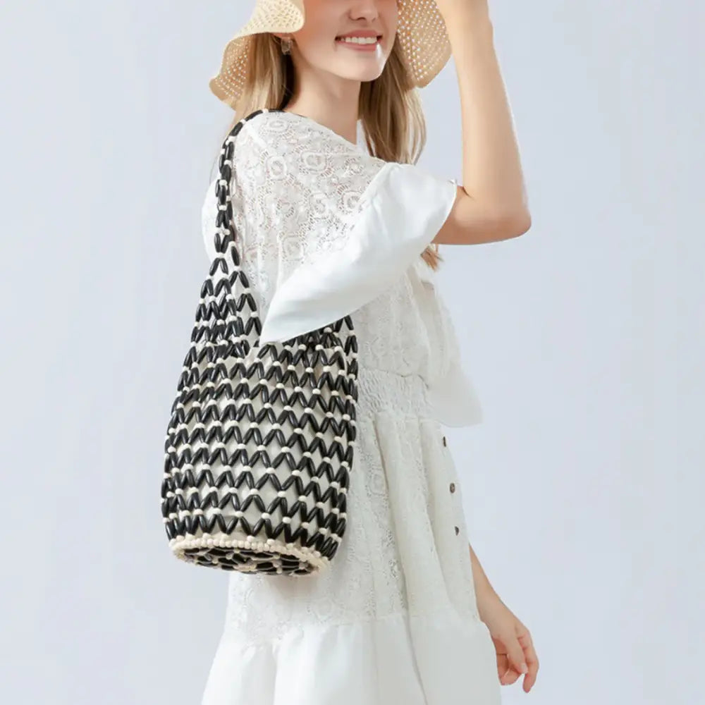 Sac de plage Cala en design aéré noir et blanc, parfait pour un style naturel lors des journées d’été