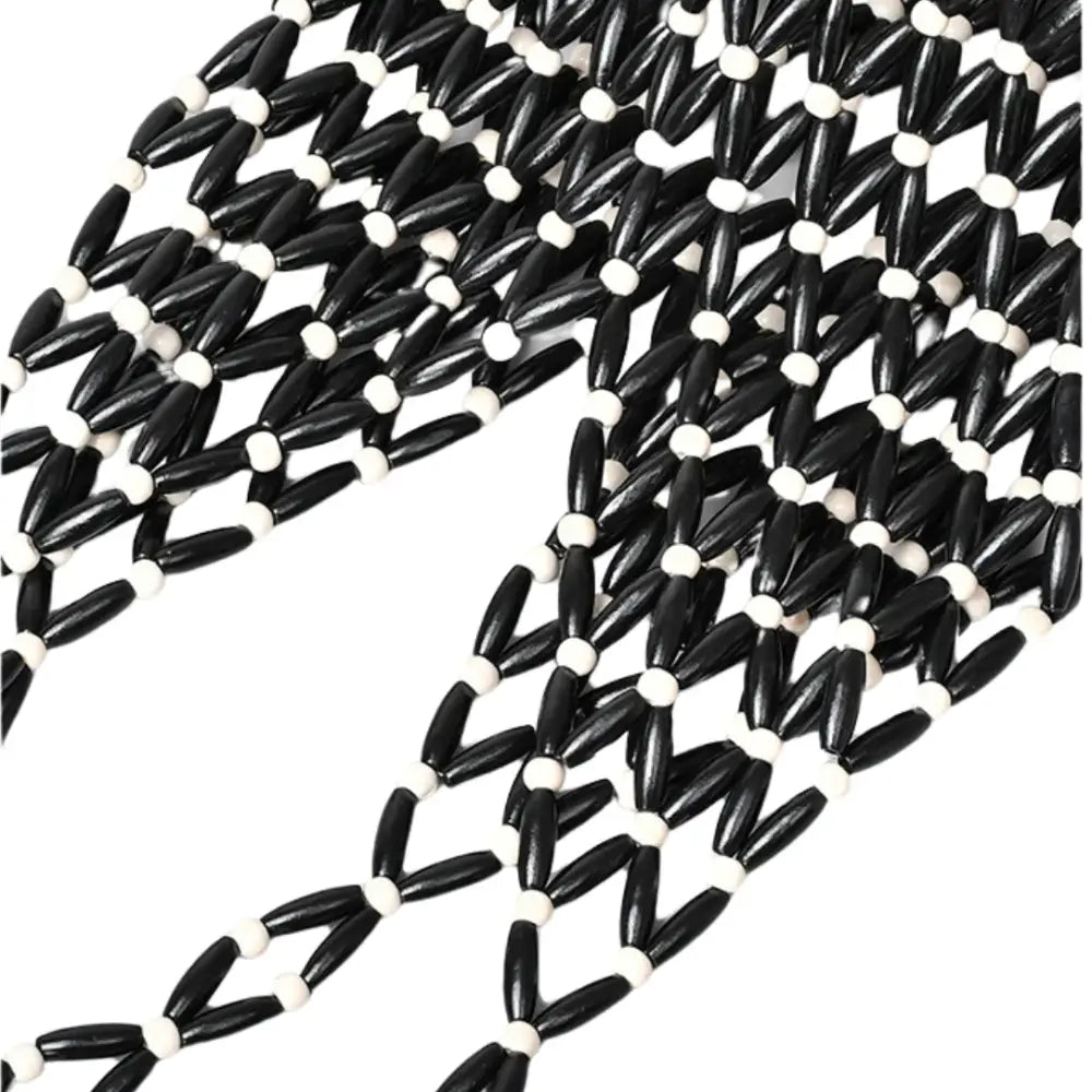 Sac de plage Cala avec design aéré en maillage de perles noir et blanc pour journées d’été