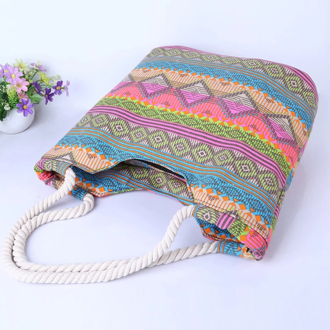 Sac de plage coloré aux motifs vibrants avec poignées en corde, parfait pour la plage