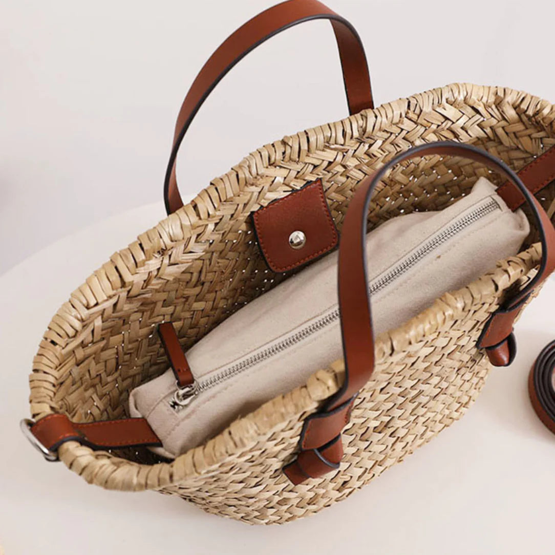 Sac de plage en paille Dunéa avec poignées en cuir, idéal pour journées ensoleillées et balades estivales