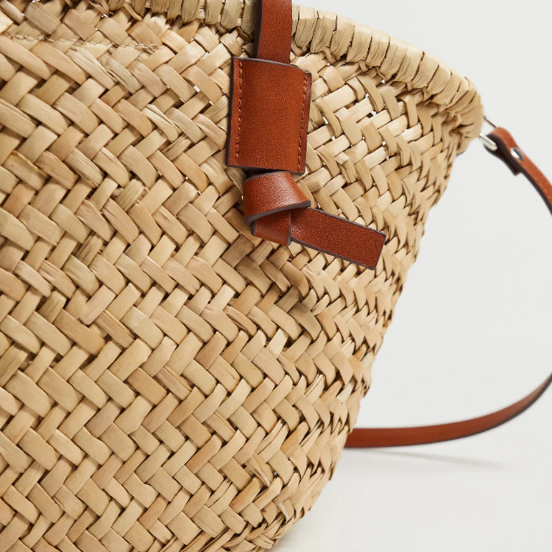 Sac de plage en paille Dunéa avec accents en cuir, idéal pour journées ensoleillées