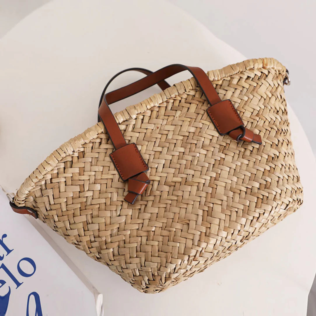 Sac de plage en paille Dunéa avec poignées en cuir, parfait pour journées ensoleillées et balades estivales