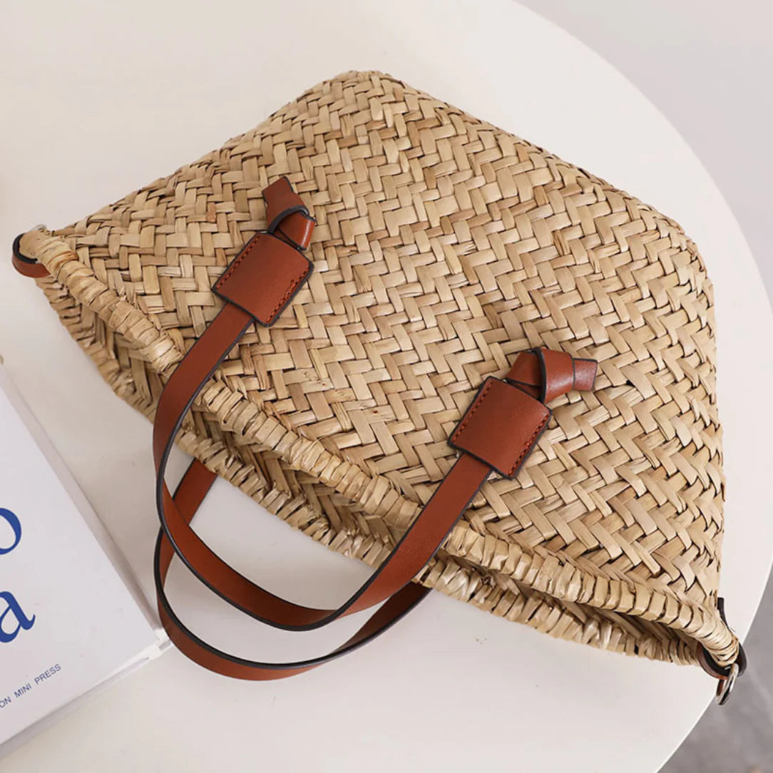 Sac de plage en paille Dunéa avec sangles en cuir, idéal pour journées ensoleillées