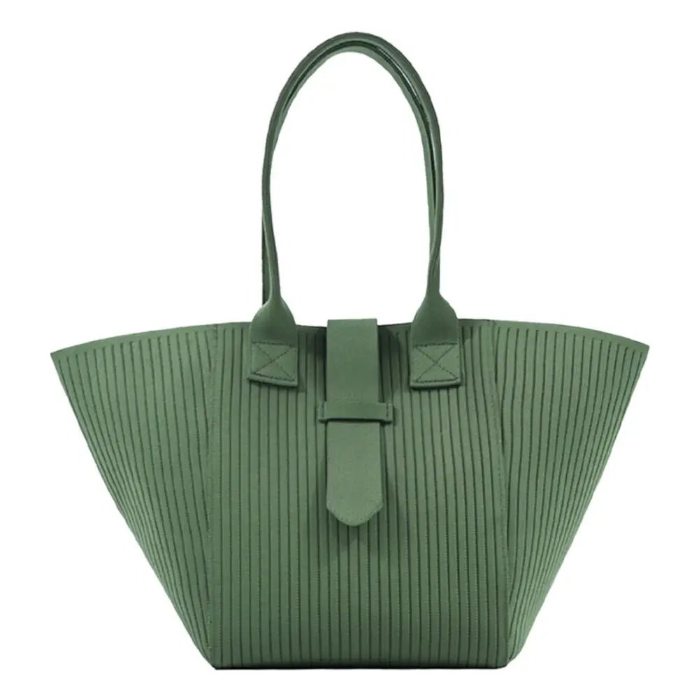 Sac de plage en tissu Brisa avec un sac vert plissé, idéal pour crème solaire