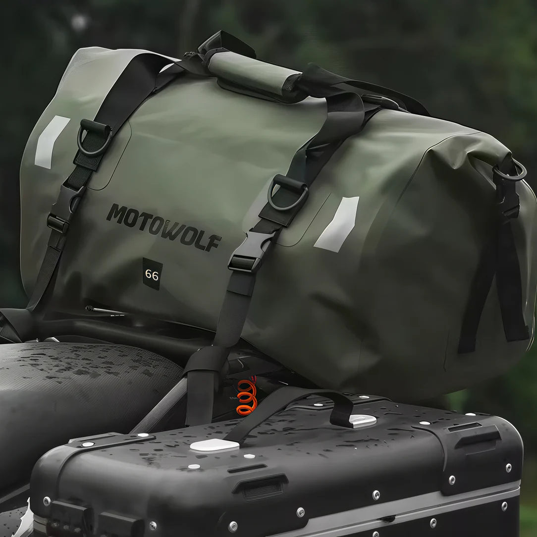 Sac de selle moto étanche en vert olive avec sangles noires, idéal pour selle moto