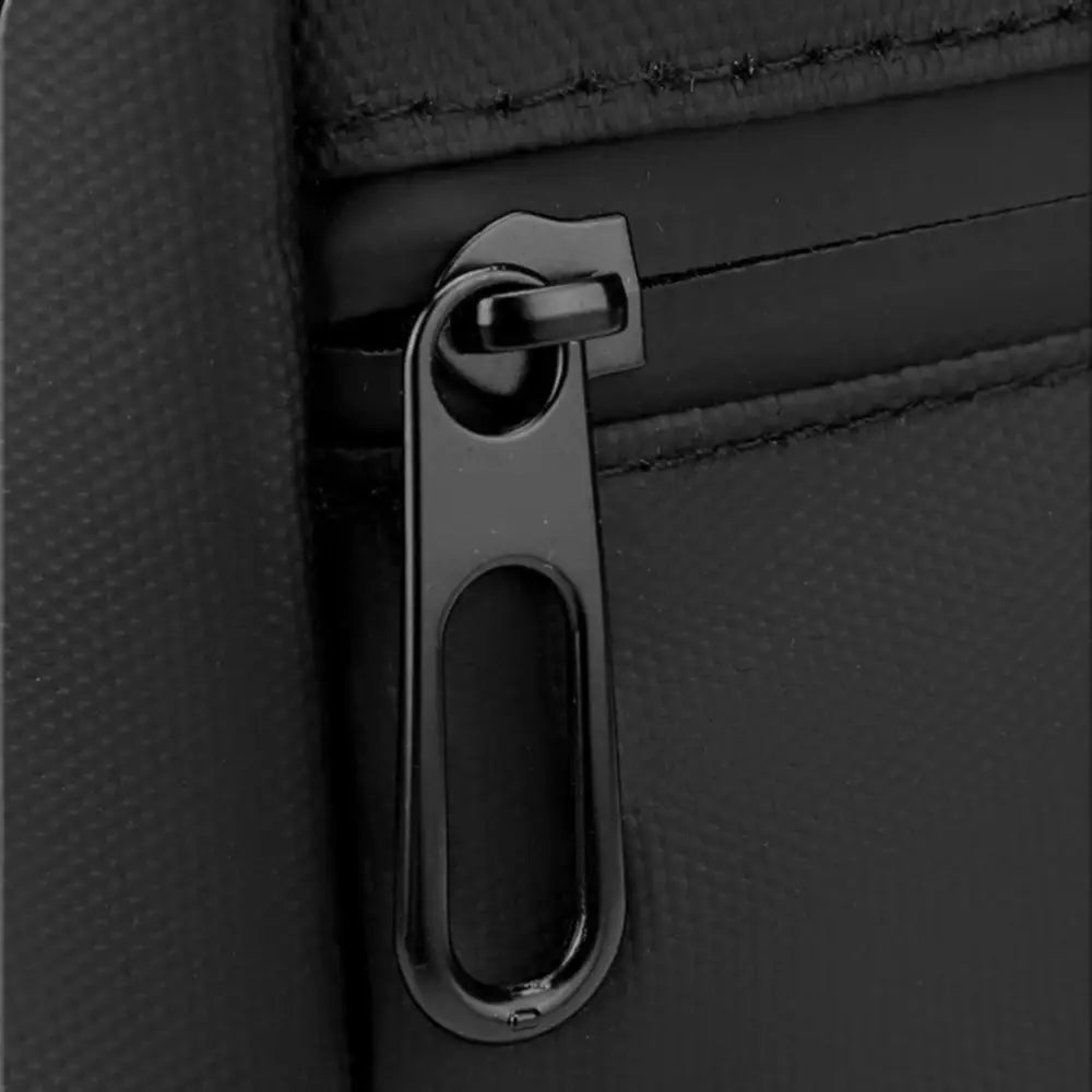 Sautoir de fermeture éclair noir sur Sac de sport 20l FitRush pour sport et voyage