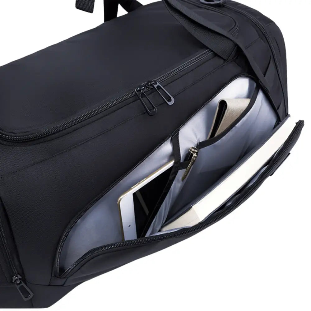 Sac de sport noir avec poche ouverte.