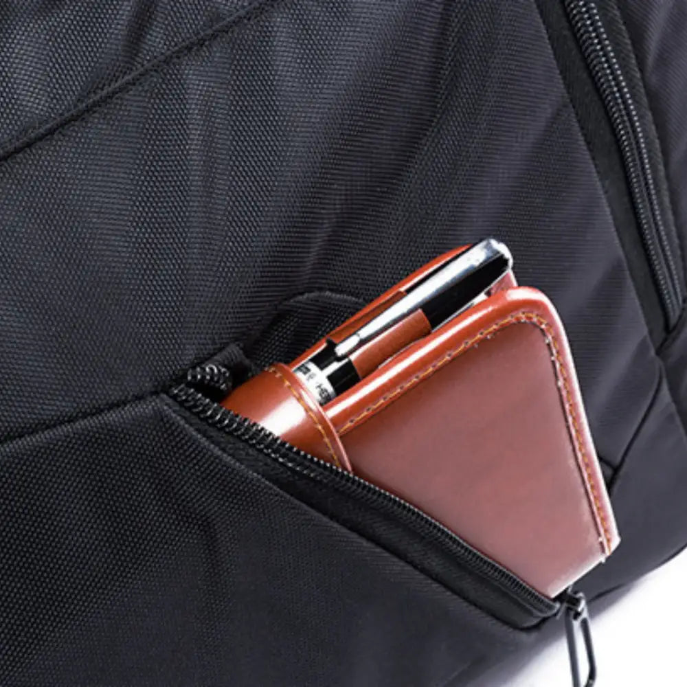 Sac à dos noir avec portefeuille et stylo marron.