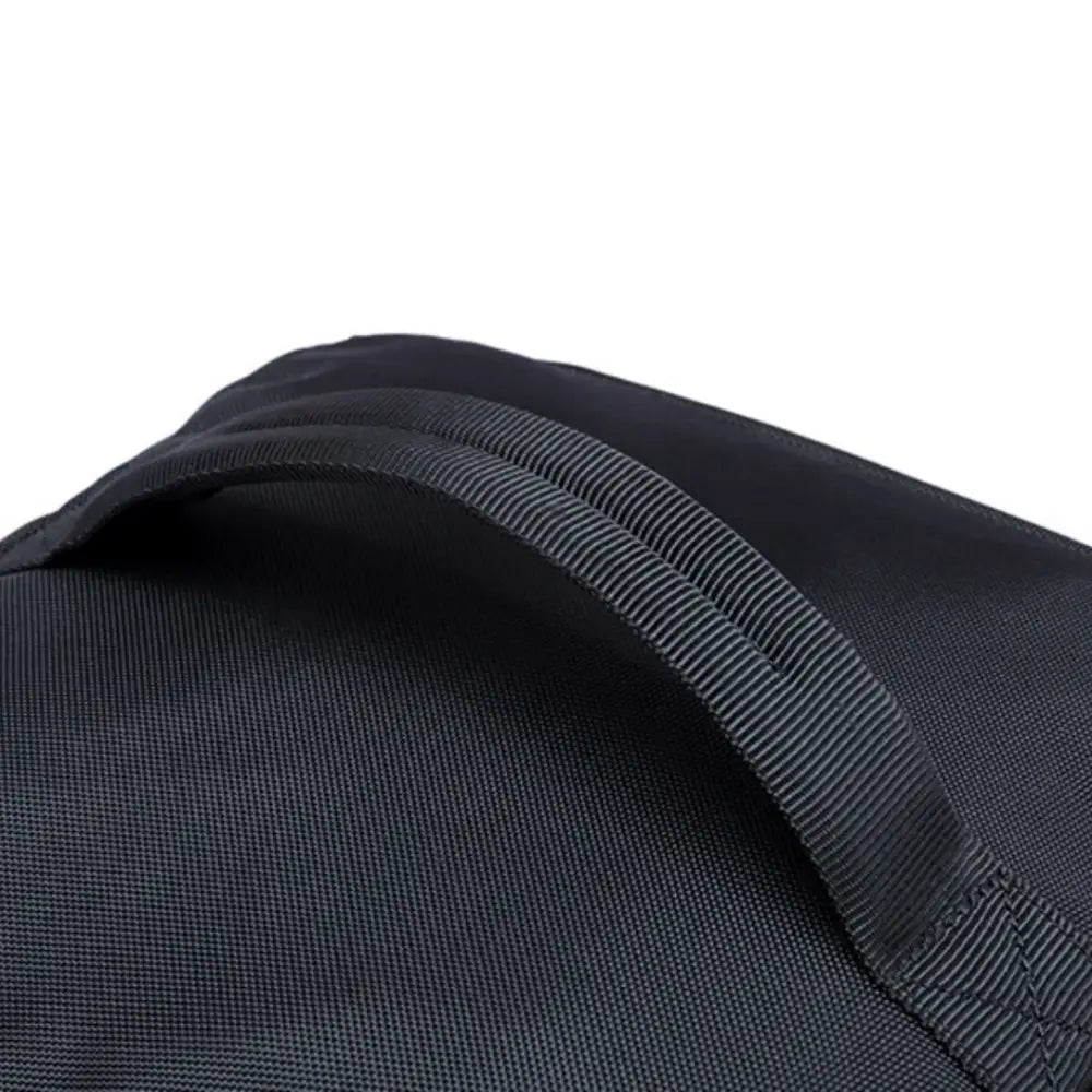 Poignée de sac noire.