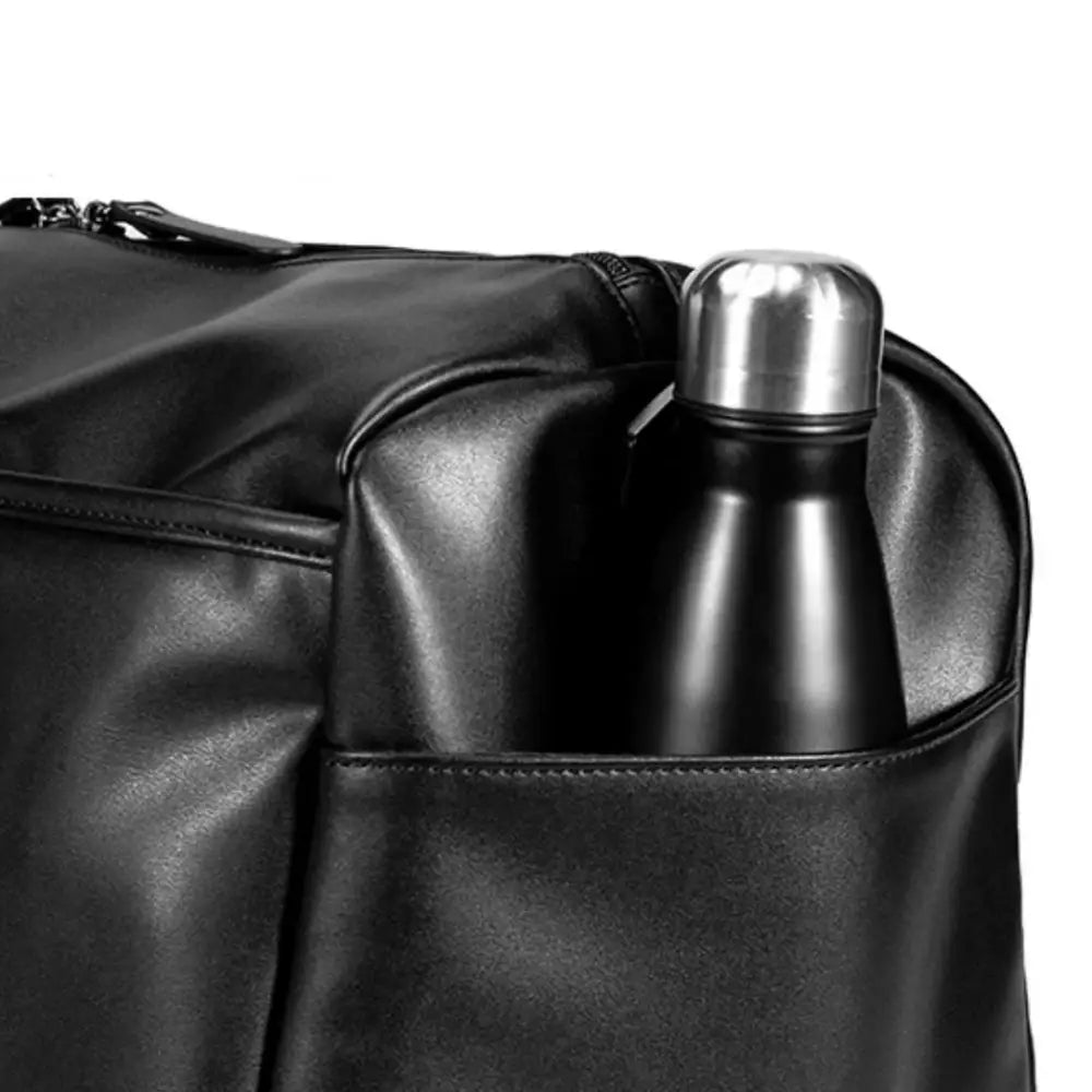 Sac en cuir noir avec bouteille d’eau.