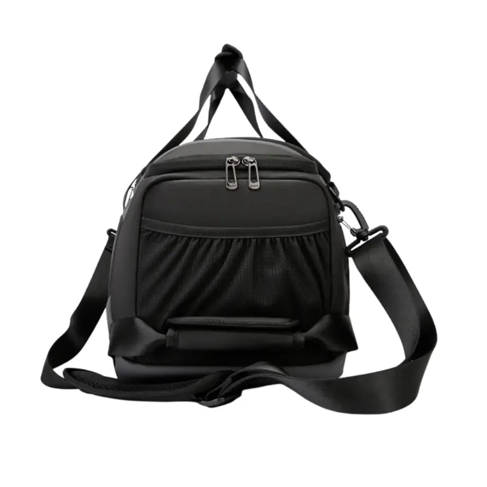 Sac de sport noir avec bandoulière.