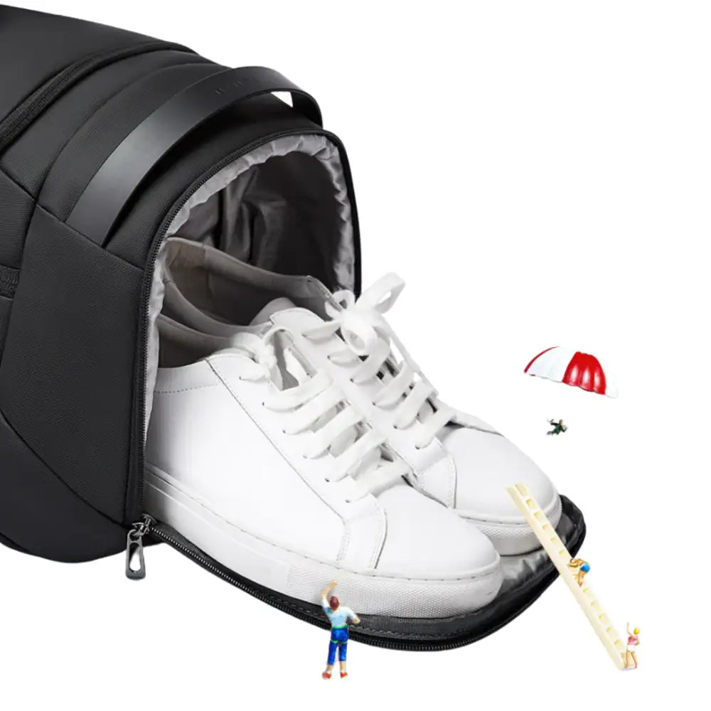 Sac de sport noir et baskets blanches.