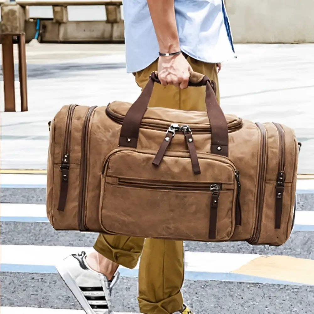 Sac de sport en toile marron.