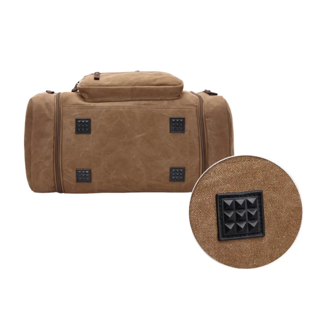 Sac de sport en toile marron avec accents cloutés.