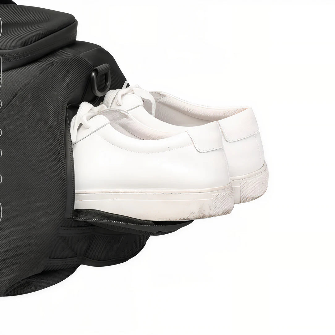 Sneakers blanches dans un sac noir, idéal pour voyage antivol Ozuko Lock