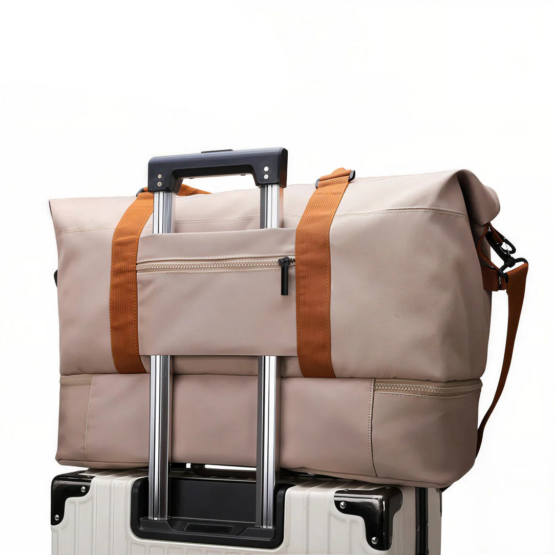 Sac de voyage cabine 45x36x20cm beige sur valise à roulettes pour voyage cabine
