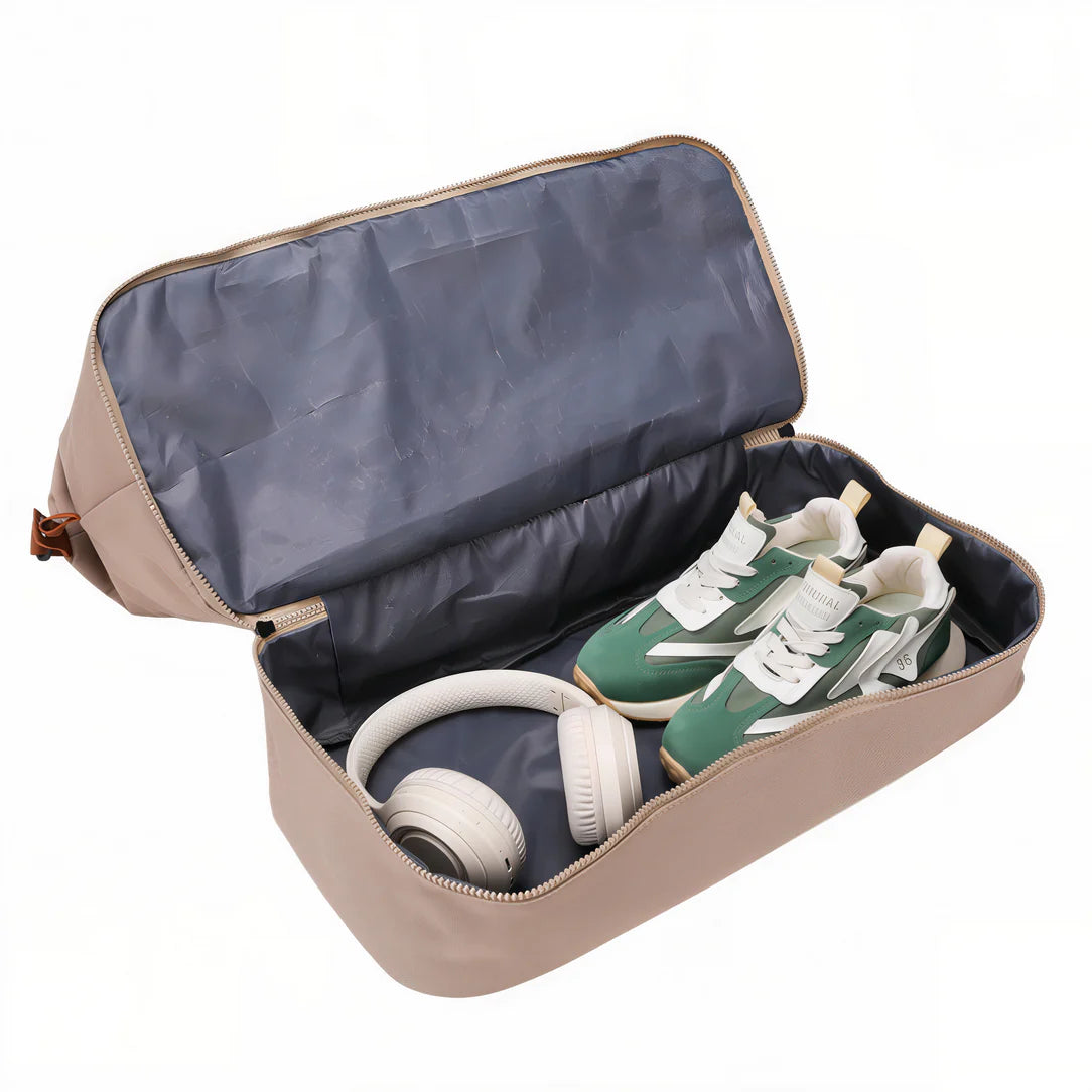 Sac de voyage cabine 45x36x20cm beige avec chaussures et écouteurs, parfait pour voyage cabine