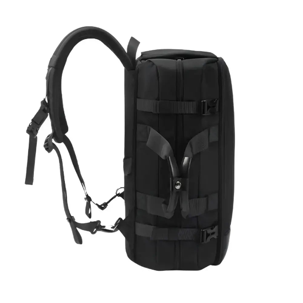 Sac à dos noir avec bretelles.