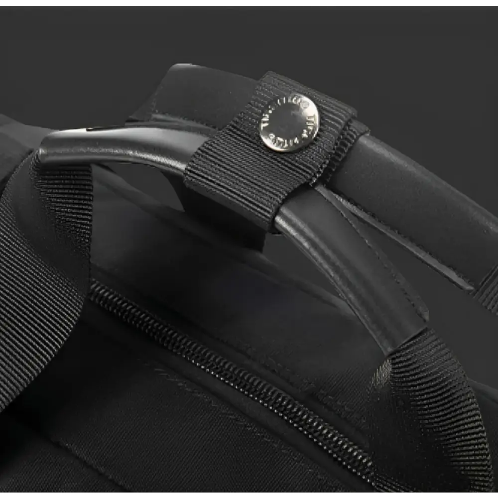 Poignée de sac noire avec bouton en métal.