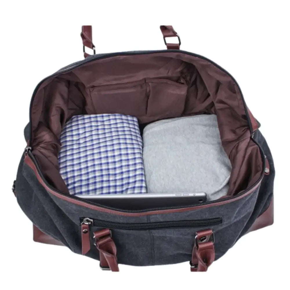Sac de voyage en tissu Trekon avec un sac de sport ouvert et des vêtements à l’intérieur