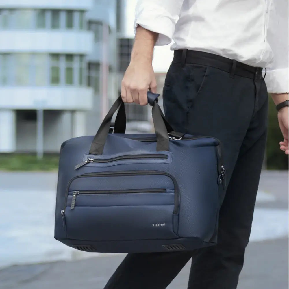 Sac de sport bleu marine.