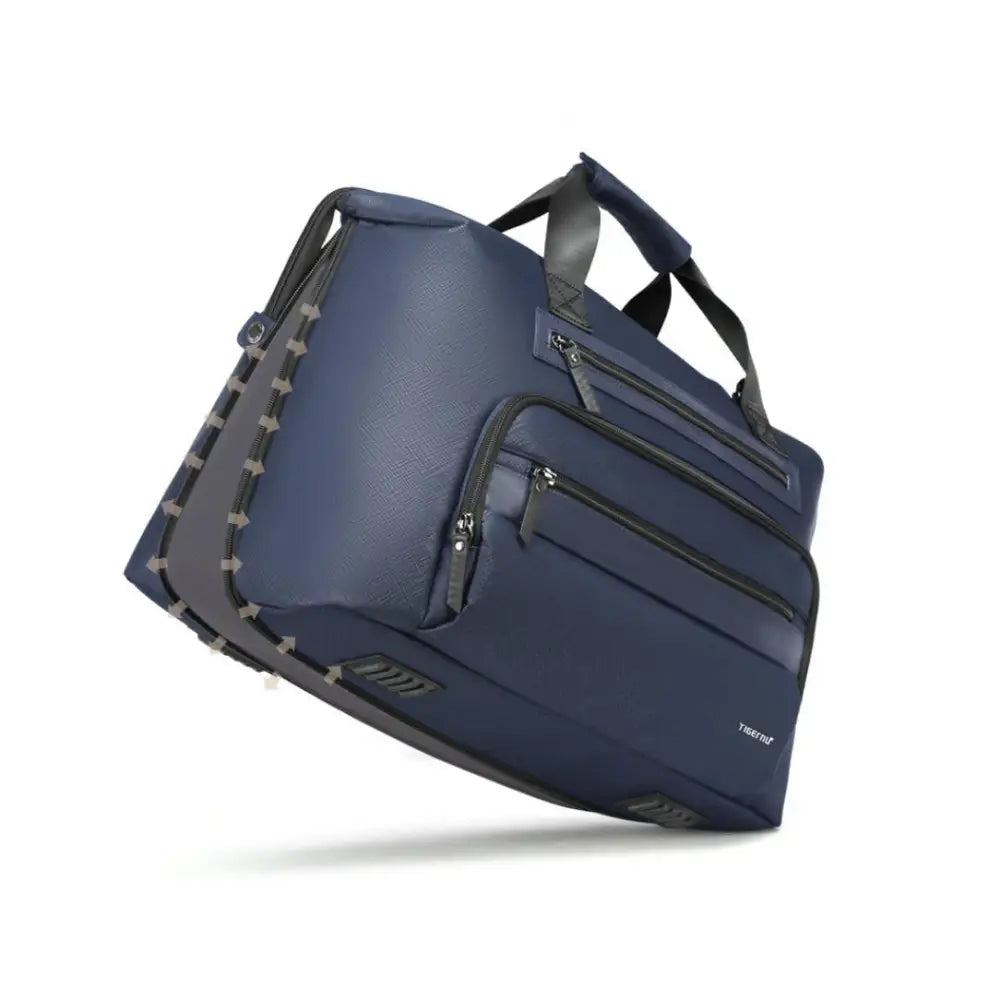 Sac de sport bleu marine.
