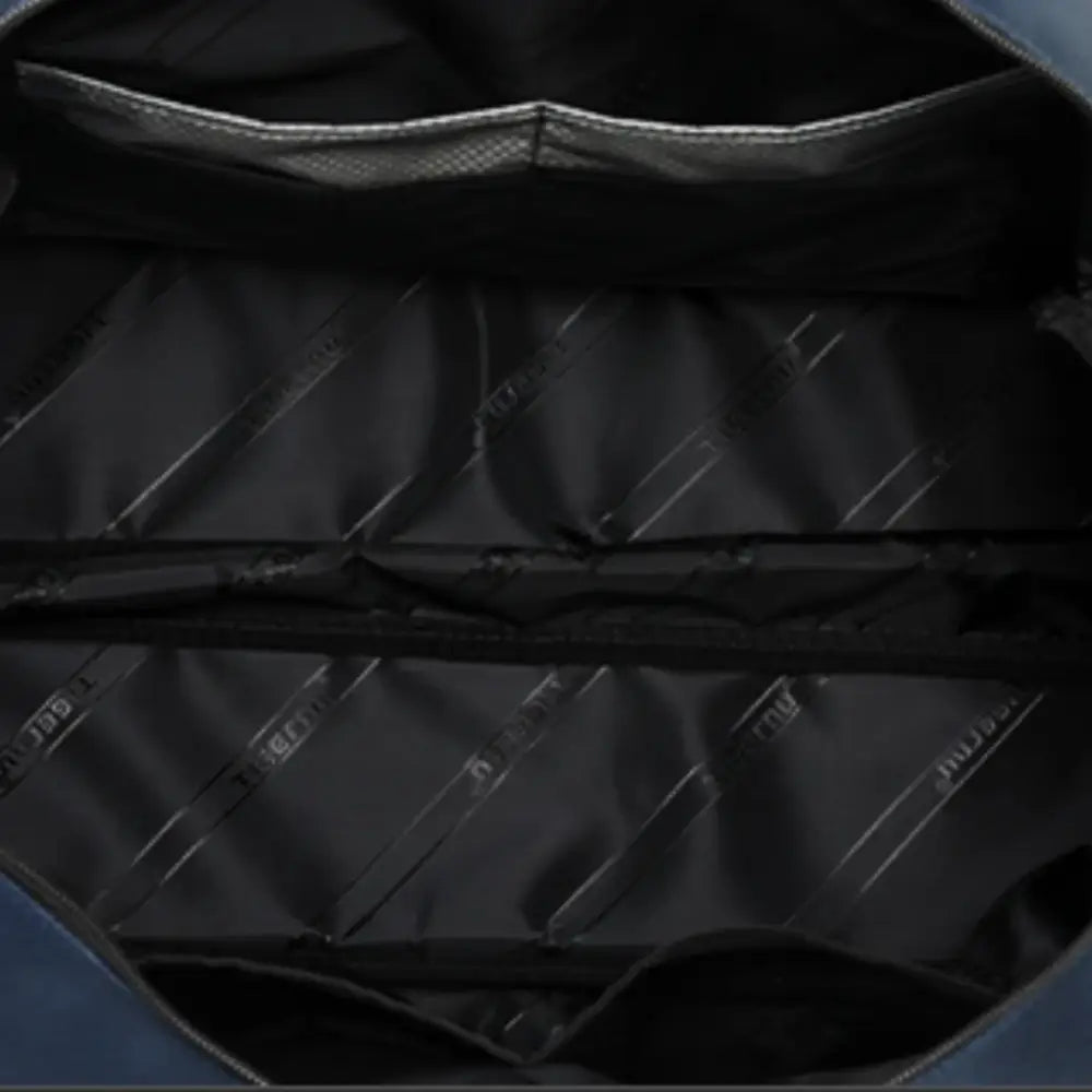 Intérieur du sac bleu foncé ouvert.