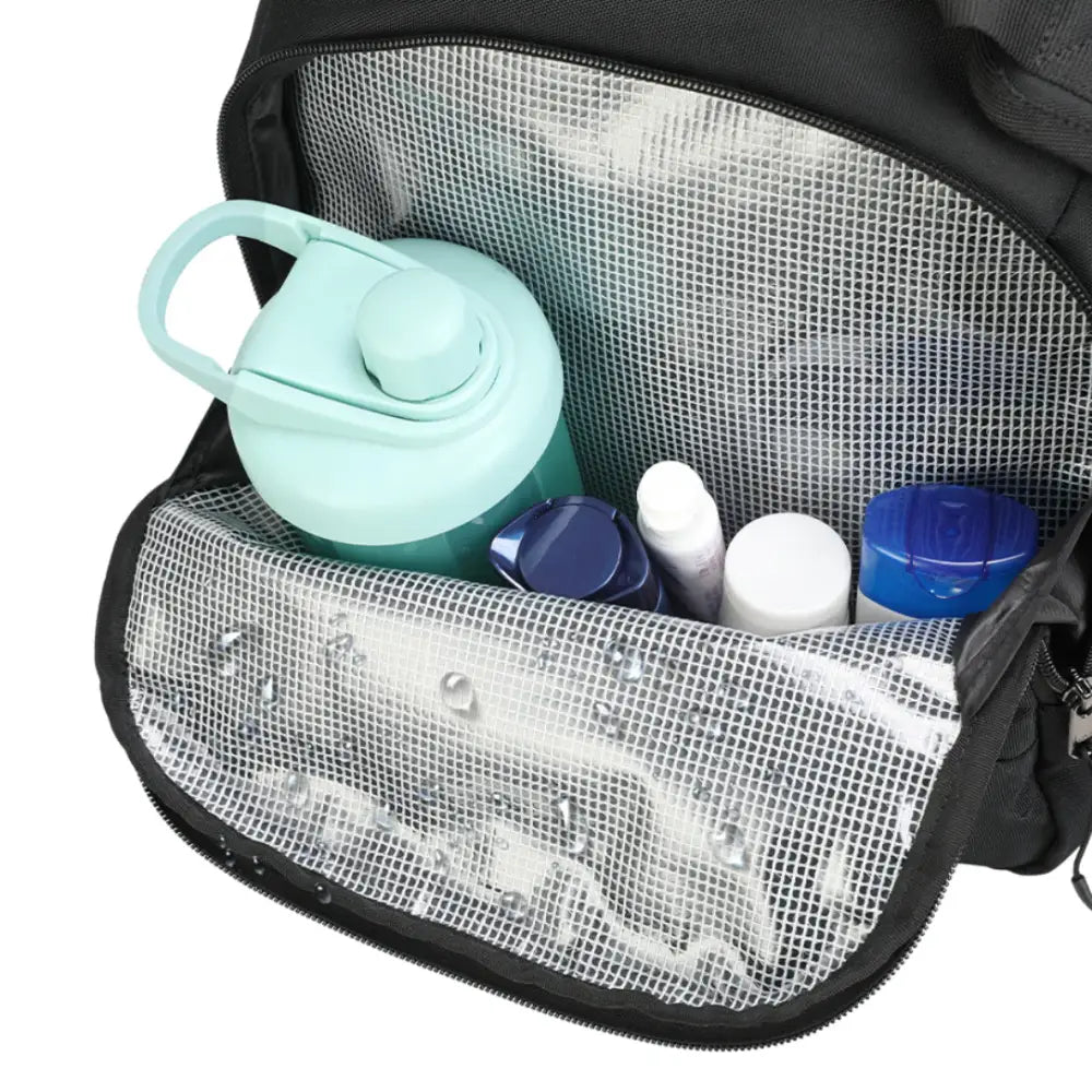 Sac noir ouvert contenant une bouteille d’eau et des articles de toilette.