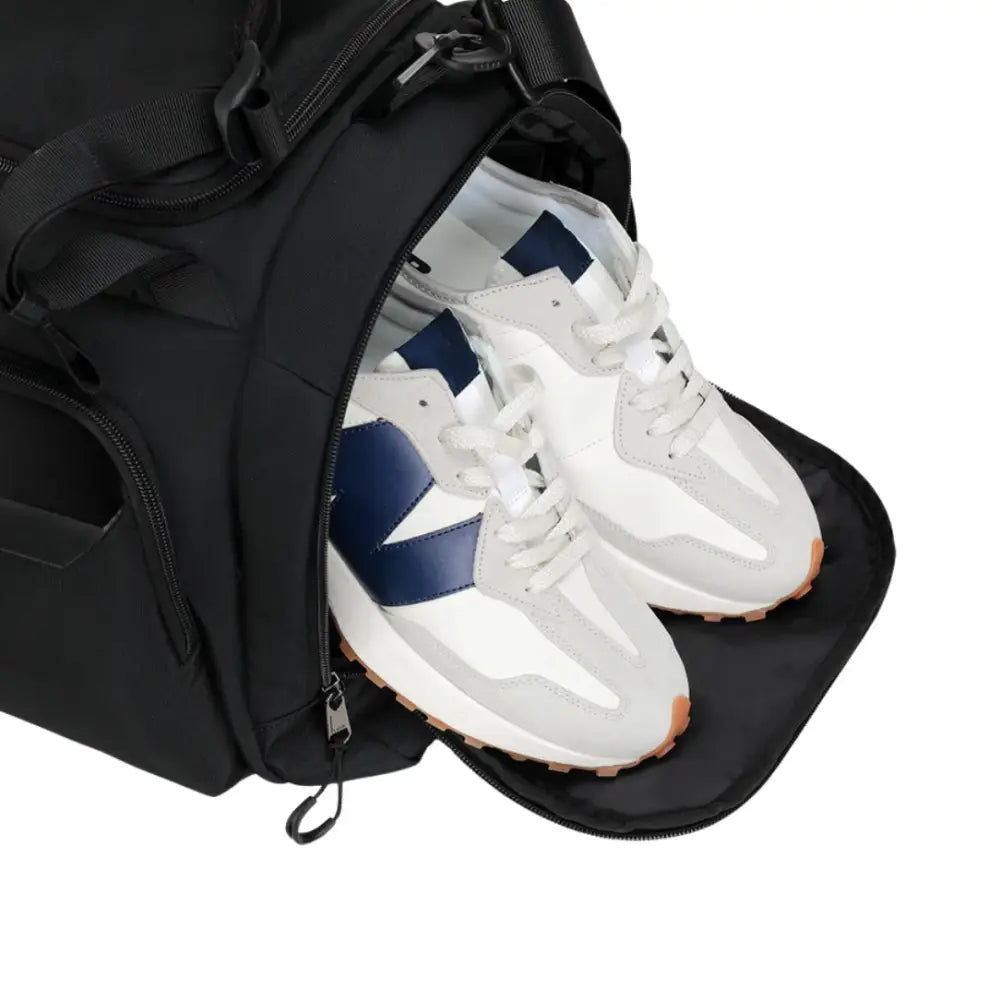 Sac de sport noir avec chaussures.