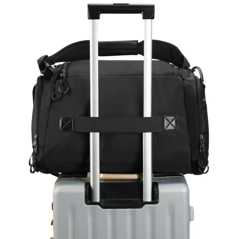 Sac de sport noir sur valise.