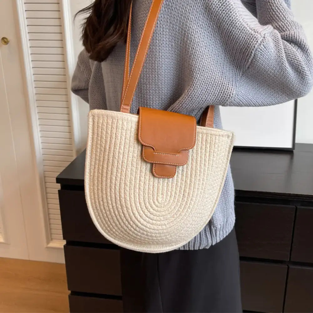 Sac demi lune de plage Luna avec panier en paille tissée et accents en cuir