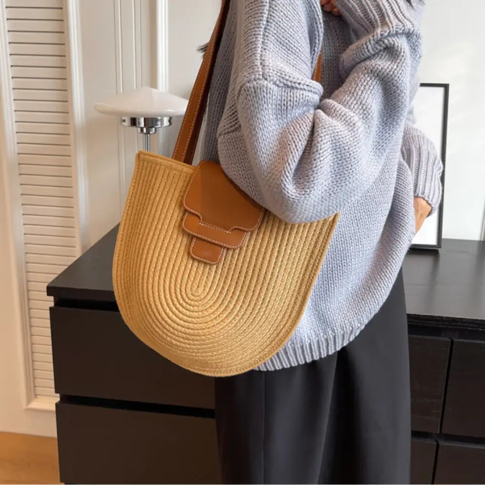 Sac demi lune de plage Luna en paille tissée avec accents en cuir pour l’été