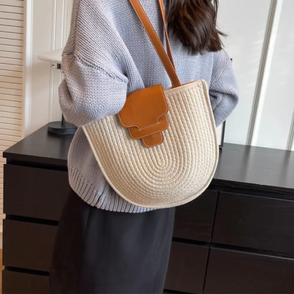 Sac demi lune de plage Luna avec sac demi lune en toile tissée et accents en cuir