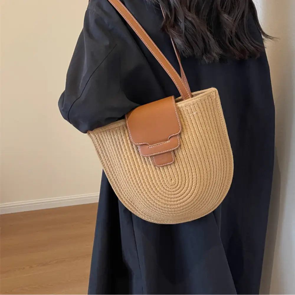 Sac demi lune de plage Luna avec paille et accents en cuir, élégant sac demi lune